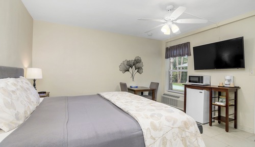 Habitación, 1 cama de matrimonio grande, junto a la piscina
