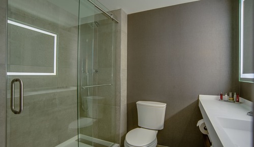 Habitación, 1 cama de matrimonio grande, no fumadores (Mobility/Hearing Accessible, Tub)