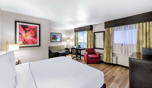 Suite Deluxe (1 King, 2 Queen Beds, 2nd Floor)