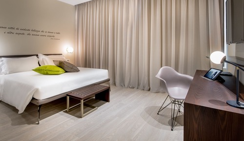 Habitación de diseño, 1 cama de matrimonio grande, vistas a la ciudad