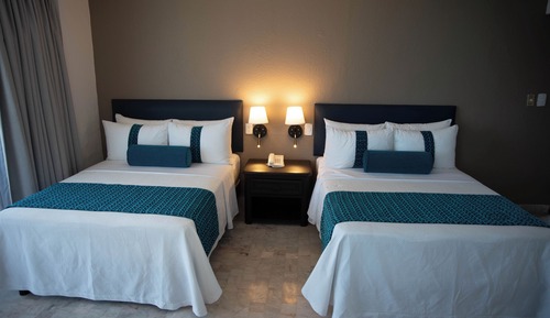 Habitación estándar doble, 2 camas dobles, vistas parciales al mar