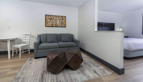 Suite, 1 cama de matrimonio grande, no fumadores, cocina (Shower Only;with Sofabed)