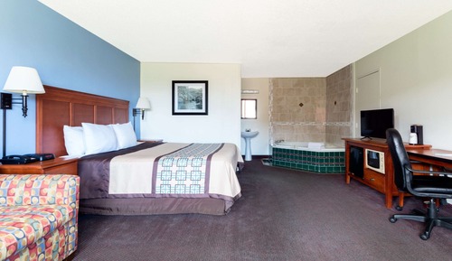 Upgrade, 1 King Bed, Jacuzzi, Non-Smoking