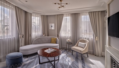Club Deluxe Suite including Club Lounge access