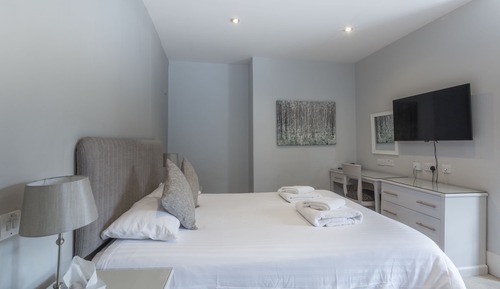 Habitación superior con 1 cama doble o 2 individuales, 1 cama doble o 2 individuales