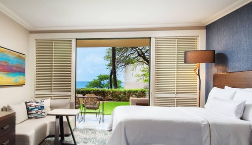 Habitación, balcón, vistas parciales al mar