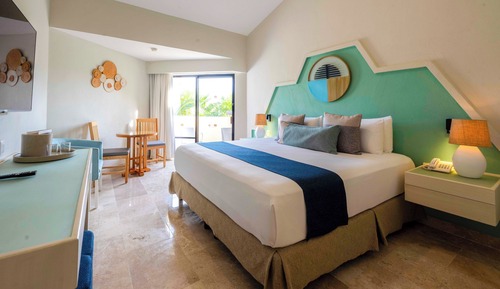 Superior Room, 1 King Bed, Non Smoking, Pool View