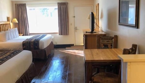 Habitación estándar, varias camas, planta baja (First Floor Two King Beds)