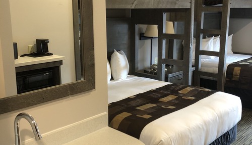 Habitación estándar, varias camas (Two Queens Beds with Bunks over top G)