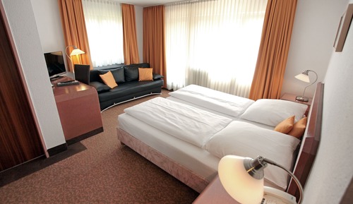 Habitación triple Confort, 1 cama doble con sofá cama