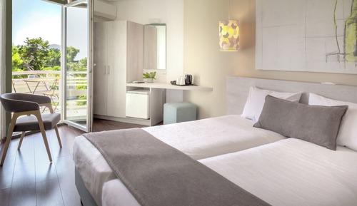 Habitación con 2 camas individuales, vistas al jardín