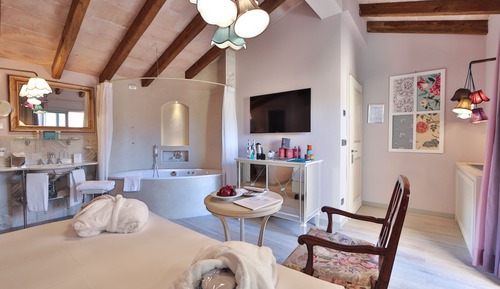 Habitación junior, bañera de hidromasaje (I tessuti)