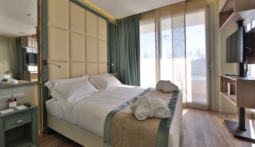 Habitación junior, bañera de hidromasaje, vistas al río (Private Wellness Resort)