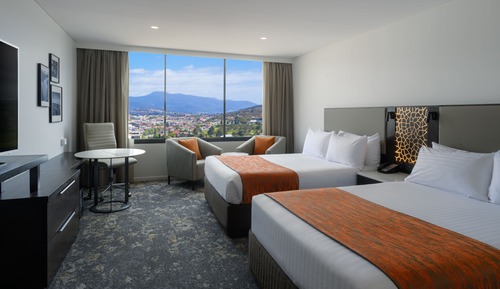 Habitación superior con 2 camas individuales, vistas a la ciudad