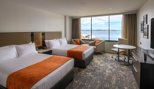 Habitación superior con 2 camas individuales, vistas al puerto