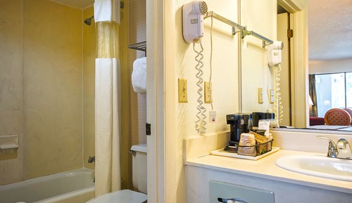Habitación, 2 camas de matrimonio (Pet Friendly First Floor)
