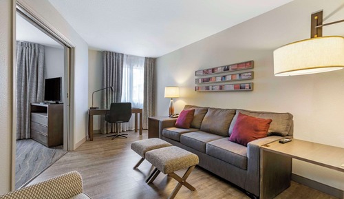 Suite, varias camas, no fumadores, patio (Living Room, Wet Bar)