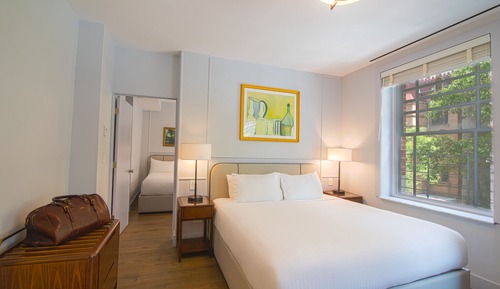 Suite familiar (1 King Bed & 2 Full Beds)