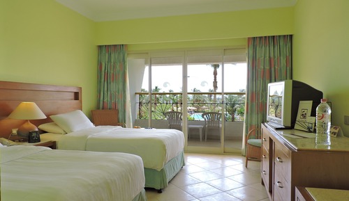 Habitación estándar con 2 camas individuales, vistas a la piscina