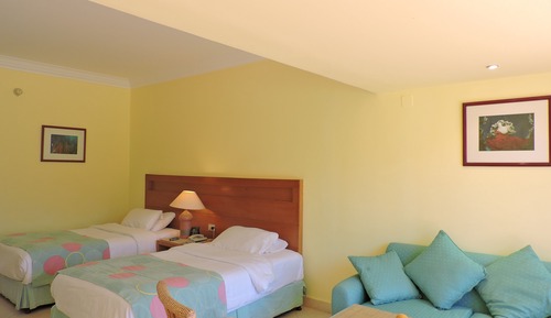 Habitación superior con 2 camas individuales, vistas al jardín