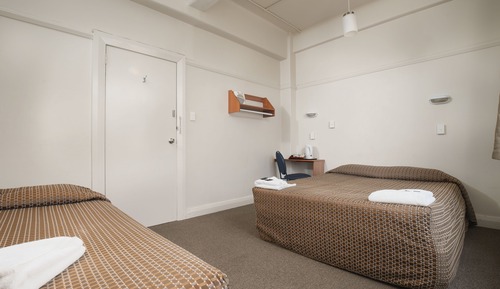 Habitación económica con 1 cama doble o 2 individuales, baño compartido
