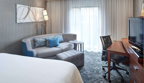 Habitación Deluxe, 1 cama de matrimonio grande con sofá cama, vistas a la piscina