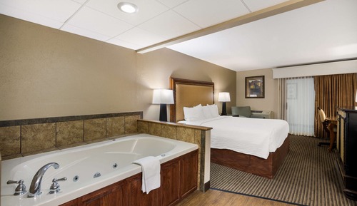 Habitación estándar, 1 cama de matrimonio grande, bañera de hidromasaje, junto a la piscina