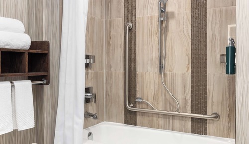 Habitación, 2 camas de matrimonio (Mobility & Hearing, Roll-in Shower)