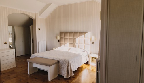 Habitación junior con 1 cama doble o 2 individuales (4 pax)