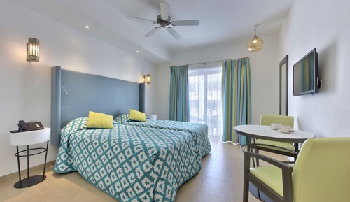 Habitación estándar con 1 cama doble o 2 individuales, balcón, vistas al mar