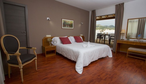 Habitación doble (2 Adults + 1 Child)