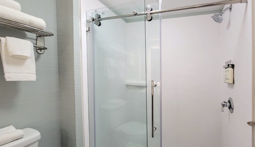 Habitación estándar, 2 camas de matrimonio, bañera accesible (Communications, Accessible Tub)