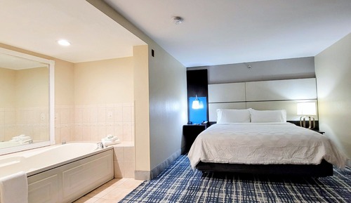Suite, 1 cama de matrimonio grande, bañera accesible (Additional Living Area)