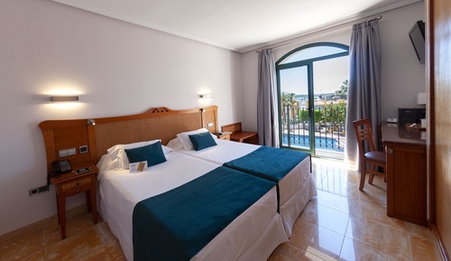 Habitación estándar con 2 camas individuales, vistas a la piscina