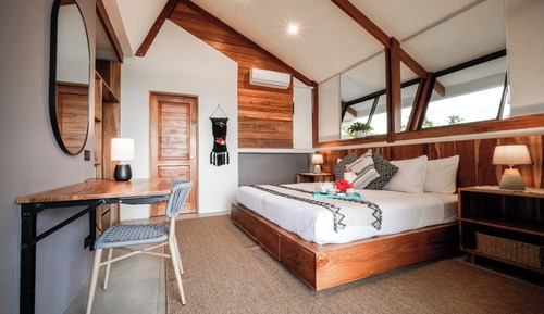 Habitación estándar, 1 cama de matrimonio grande (Bungalow King Room with Surf Lessons)