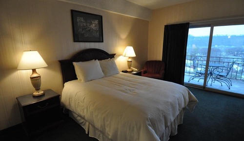 Room, 1 Queen Bed, Panoramic River View (Private Balcony)