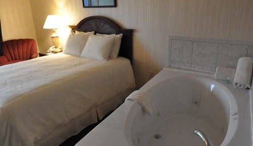  Deluxe, 1 Queen Bed, Jetted Tub, Panoramic  River View (Private Balcony)