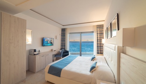 Habitación superior con 1 cama doble o 2 individuales, vistas al mar
