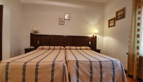 Habitación básica con 2 camas individuales