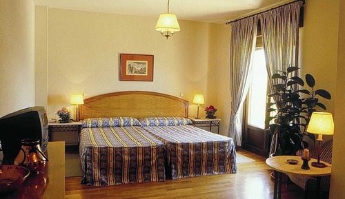 Habitación superior con 1 cama doble o 2 individuales