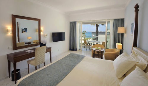 Habitación doble superior, vistas parciales al mar