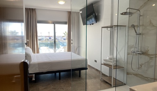 Habitación, terraza, vistas al puerto deportivo