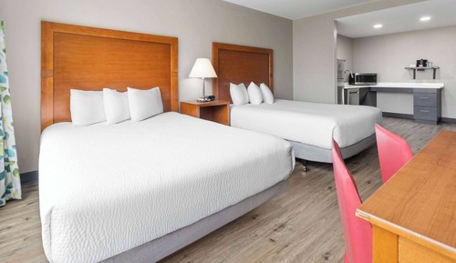 Habitación, 2 camas de matrimonio (Mobility/Hearing, Kitchenette)