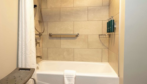 Habitación, 1 cama de matrimonio grande, bañera (Mobility & Hearing)
