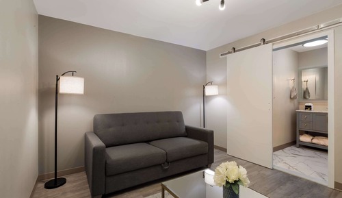 Suite, 1 cama de matrimonio grande, no fumadores, frigorífico y microondas (Larger Room)