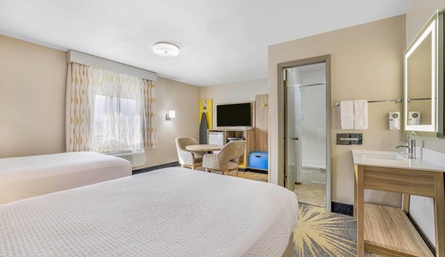 Habitación, 2 camas dobles, no fumadores (Second Floor Only)