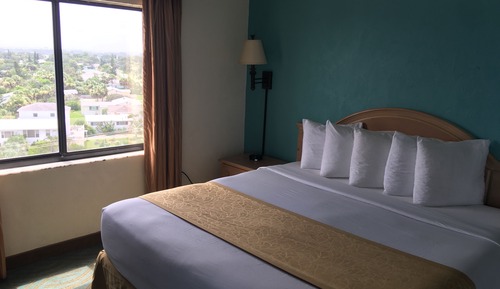 Habitación estándar, 1 cama de matrimonio grande con sofá cama, balcón, vistas parciales al mar