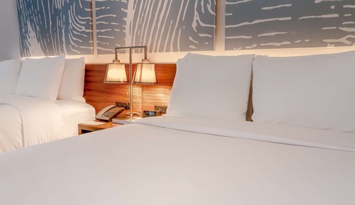 Habitación, 2 camas dobles, vistas al puerto deportivo (Chic Intracoastal View Two Full Beds)