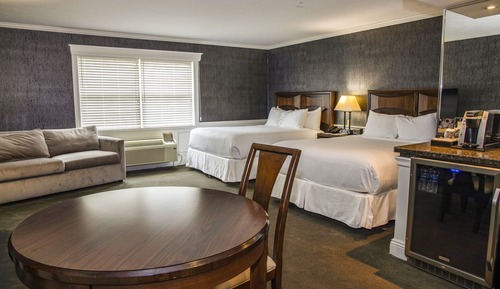 Junior Queen Suite