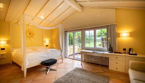 Habitación superior con 1 cama doble o 2 individuales, balcón, vistas al jardín